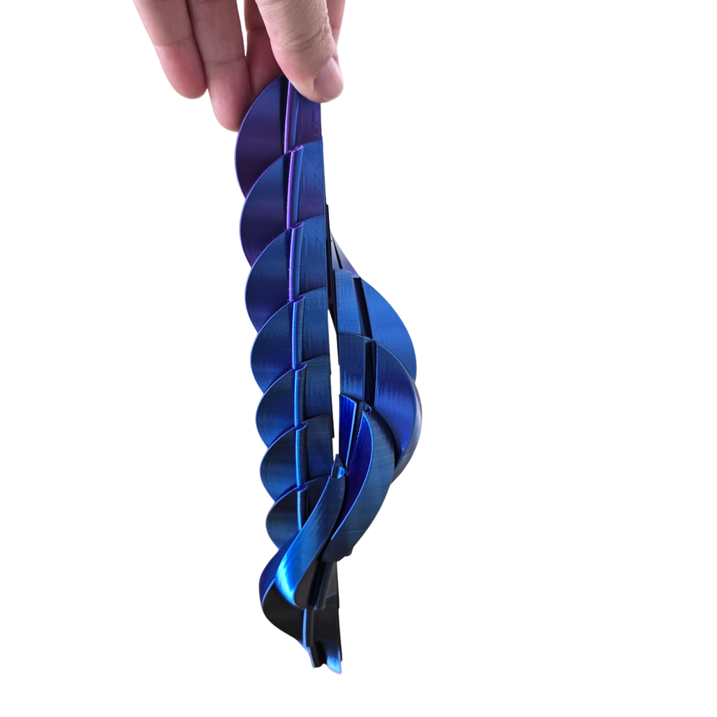 Mão a segurar Órbita Flow sensorial aberta — brinquedo anti-stress azul